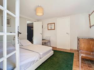 a bedroom with a bed and a table and a chair at Les Citronniers - Splendide vue mer accès plage à pieds à 5 minutes in Cavalaire-sur-Mer +46 photos