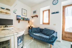 a living room with a couch and a tv at Patresi Mare - Goelba in Mortigliano