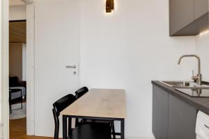 Køkken eller tekøkken på Cozy Penthouse with stunning view & balcony