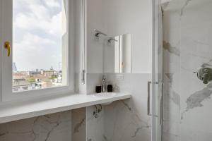 Et badeværelse på Cozy Penthouse with stunning view & balcony