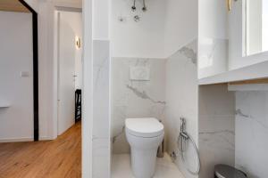 Et badeværelse på Cozy Penthouse with stunning view & balcony