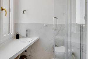 Et badeværelse på Cozy Penthouse with stunning view & balcony