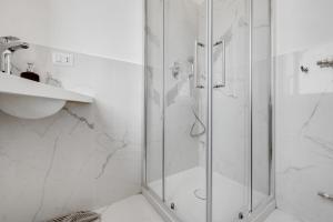 Et badeværelse på Cozy Penthouse with stunning view & balcony + 21 billeder