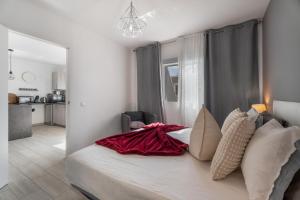 Un dormitorio con una gran cama blanca con almohadas. en 2 Apartamentos Omanai Tenerife Sur, en Las Galletas 20 fotos más