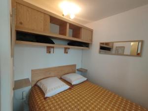 En eller flere senge i et værelse på Appartement vue riviere