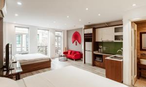 Η κουζίνα ή μικρή κουζίνα στο Hidden Gem Home 1 42 Hàng đào , Hà Nội