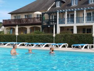 Swimmingpoolen hos eller tæt på Appartement vue riviere + 36 billeder