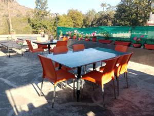 Un grupo de mesas y sillas en un patio. en Amri's Villa, en Mount Abu