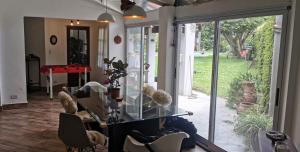 a living room with a glass table and a sliding glass door at Espectacular casa en Olivos in Olivos