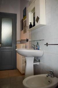 Un baño con lavabo, inodoro y espejo. en Monginevro 15 min from the center, en Turín 15 fotos más