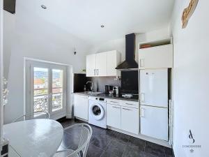 Kuchyň nebo kuchyňský kout v ubytování Le Week - 5 min Palais - 3 chambres - WIFI