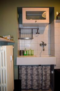 un baño con lavabo y espejo en Monginevro 15 min from the center, en Turín