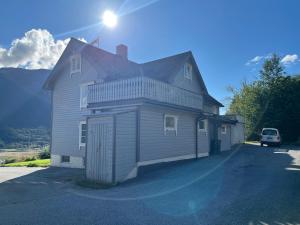 IsfjordenにあるGrey Lodgeの前に車が駐車されている家