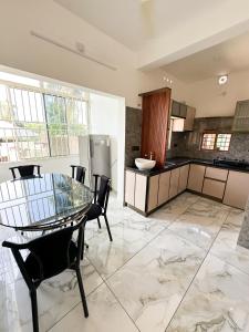 Kuchyň nebo kuchyňský kout v ubytování Radhakrishna Residency