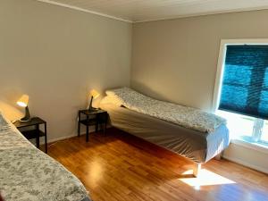 IsfjordenにあるGrey Lodgeのベッド2台と窓のある寝室