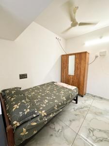 Postel nebo postele na pokoji v ubytování Radhakrishna Residency