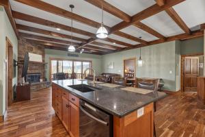 eine Küche mit Spüle und Arbeitsplatte in der Unterkunft Winter Deal! 2 Master Suites, Fireplace, Hot tub in Sevierville