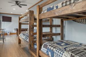 ein Schlafzimmer mit zwei Etagenbetten und einem Schreibtisch in der Unterkunft Winter Deal! 2 Master Suites, Fireplace, Hot tub in Sevierville + 62 Fotos