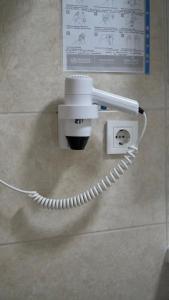 Een witte telefoon met een snoer erin. bij Skyport Istanbul in Istanbul +13 foto's