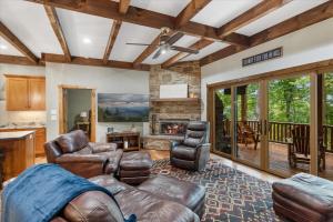 ein Wohnzimmer mit Ledermöbeln und Kamin in der Unterkunft Winter Deal! 2 Master Suites, Fireplace, Hot tub in Sevierville