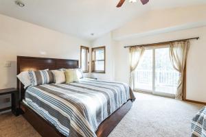 une chambre avec un lit et une grande fenêtre dans l'établissement Spacious 4 Bedroom Retreat Near Lake Tahoe- Comfort and Views, à Kingsbury Meadows