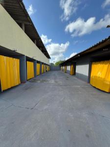 un parcheggio vuoto di un edificio con porte gialle di Skorpios Motel a Belém 1 altra foto
