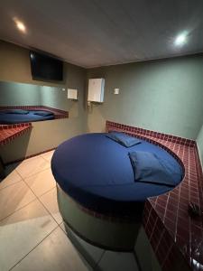 un letto in una camera con due letti blu di Skorpios Motel a Belém