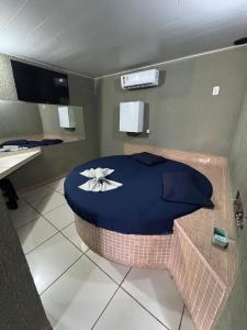 una stanza con un letto nell'angolo di una stanza di Skorpios Motel a Belém