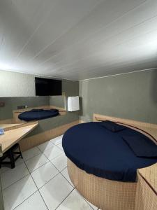 Camera con 2 Letti, tavolo e TV di Skorpios Motel a Belém