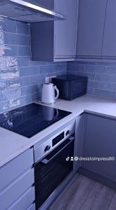 AmleyにあるDress to impress homeのキッチン(コンロ、ティーポット付) +3枚の写真