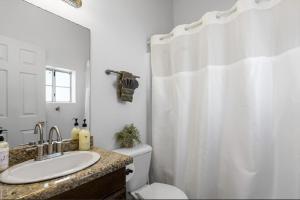 Koupelna v ubytování 4BR Tempe Townhome + 24 fotografií