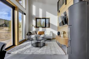 una sala de estar con un sofá y una mesa en Deluxe Luosto, en Luosto