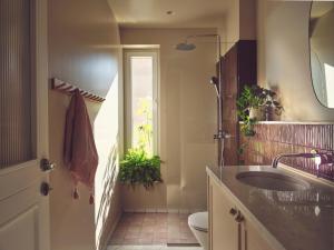 Ένα μπάνιο στο Melpomeni House +22 φωτογραφίες