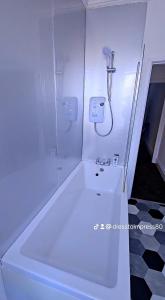 AmleyにあるDress to impress homeのシャワーと洗面台を備えた白いバスルーム