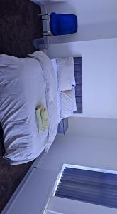 AmleyにあるDress to impress homeのベッド(白いシーツ、枕付)