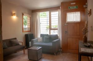 ein Wohnzimmer mit einer Couch und einem Sessel in der Unterkunft Paimun 2 - Andarlibre in San Martín de los Andes