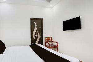 TV a/nebo společenská místnost v ubytování Hotel O Rajeev Nagar Faridabad