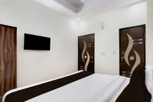TV a/nebo společenská místnost v ubytování Hotel O Rajeev Nagar Faridabad + 24 fotografií