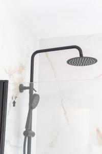 ワーキントンにあるYour Perfect Home Away From Homeのバスルーム(シャワー、マイク付)