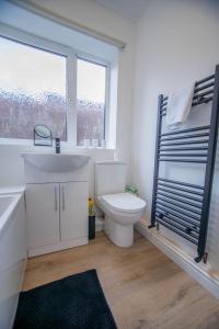 ワーキントンにあるYour Perfect Home Away From Homeのトイレ、洗面台、窓のあるバスルーム