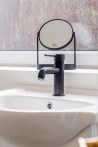 ワーキントンにあるYour Perfect Home Away From Homeの洗面台の上に置かれた鏡 +16枚の写真