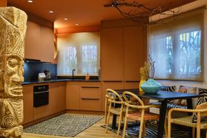 Kuchyň nebo kuchyňský kout v ubytování El Samburu - Apartamento Premium inspirado en África - Grupo Querbes + 22 fotografií