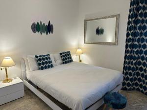 une petite chambre avec un lit et un canapé dans l'établissement Penthouse Salus sea view terrace, à Lido di Ostia