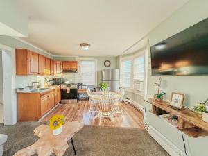 Una cocina o cocineta en Entire Lovely 3 Bedroom, 2 Bathroom Apartment! 1 Block to the Beach and Boardwalk!