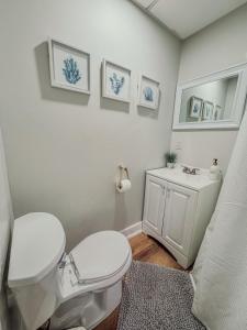 Koupelna v ubytování Entire Lovely 3 Bedroom, 2 Bathroom Apartment! 1 Block to the Beach and Boardwalk!