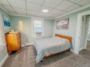 Una cama o camas en una habitación de Entire Lovely 3 Bedroom, 2 Bathroom Apartment! 1 Block to the Beach and Boardwalk!