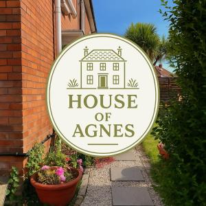 ヨービルにあるHouse of Agnesの建物の側面にある代理店の看板