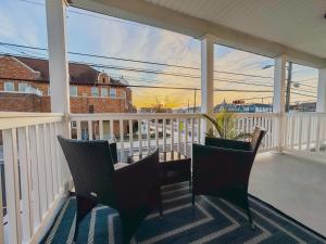 Balkón nebo terasa v ubytování Entire Lovely 3 Bedroom, 2 Bathroom Apartment! 1 Block to the Beach and Boardwalk!