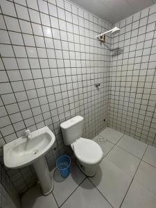 un bagno con un water e un lavandino di Skorpios Motel a Belém