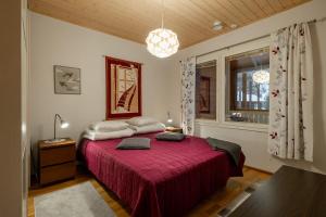 Ένα ή περισσότερα κρεβάτια σε δωμάτιο στο Sammalkaltio 1 by Hi Ylläs